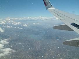 Der Flieger von Air Berlin setzt nrdlich von Mlaga langsam zur Landung an